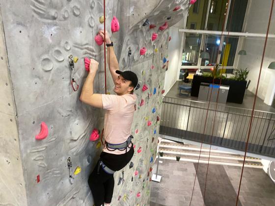 Johannes Malm klatrer p&aring; klatrevegg inne