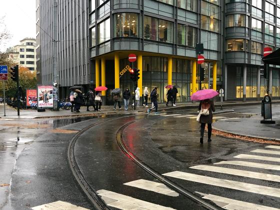 Bilde av folk med paraply foran OsloMet