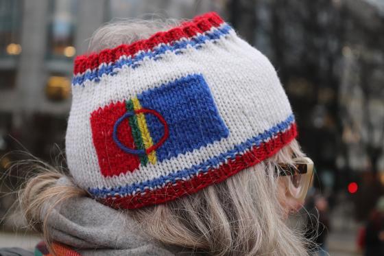 hvitt panneb&aring;nd med samisk flagg p&aring;
