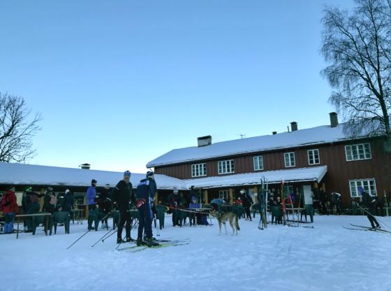 Ullev&aring;lseter med mennesker foran inngangen