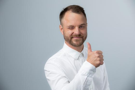 Markus Gaup&aring;s Johansen (22) er komiker og har skrevet boken "Hva er HUMOR?"