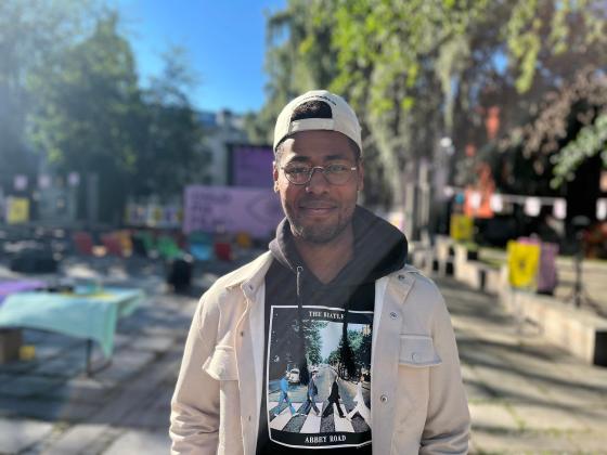 Matias Tunold smiler mens sola skinner p&aring; han.