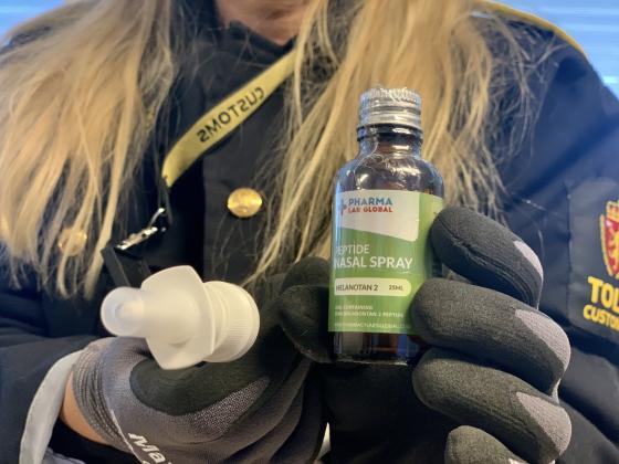 N&aelig;rbilde av en nesespray som inneholder melanotan. Holdes av tolloverinspekt&oslash;r Hanne Wickstr&oslash;m. 