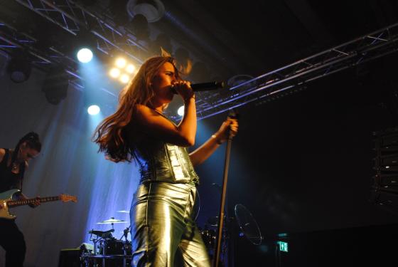 Artisten Mimi Webb p&aring; scenen