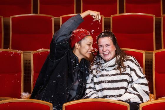 Mimmi og Ina med sn&oslash; i salen