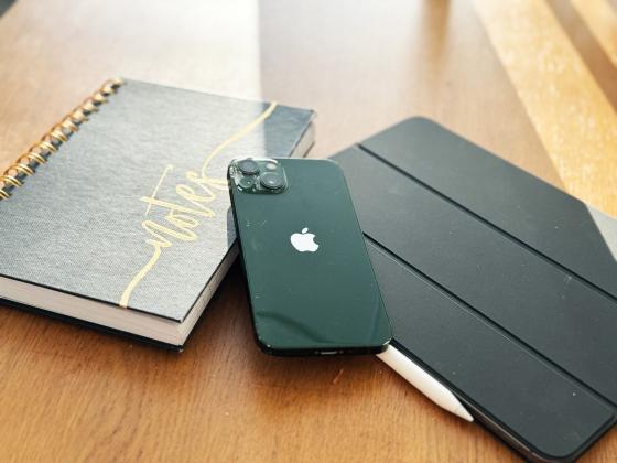 Notatblokk, telefon og Ipad p&aring; et bord. 