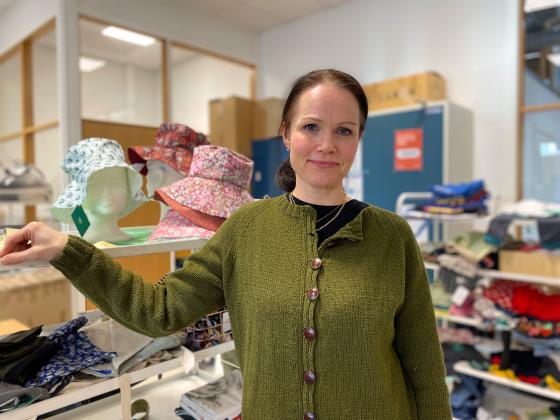 Monica Martinsen st&aring;r foran redesignet kl&aelig;r