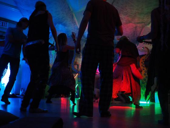 Folk som danser p&aring; et nattklubb