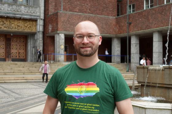 Bilde av Morten Edvardsen utenfor R&aring;dhuset i Oslo. Edvardsen er ikledd en gr&oslash;nn t-skjorte i Senterpartiets farger. P&aring; t-skjorten kan vi se regnbuefargene