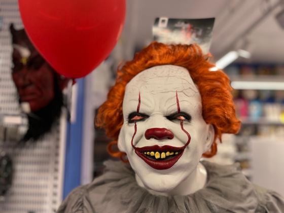 N&aelig;rbilde av Pennywise fra skrekkfilmen IT kostyme