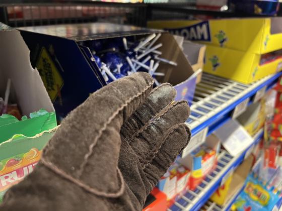 Haand som fors&oslash;ker &aring; naske