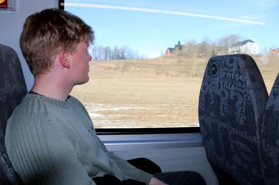 Gutt sitter p&aring; toget