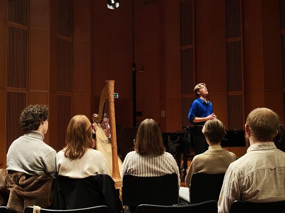 knut kippersund nesdal og alexander thomas spiller homohymner p&aring; nmh p&aring; skr&aring;
