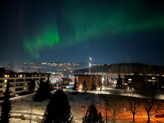 Gr&oslash;nt nordlys over hustakene p&aring; Haugenstua i Oslo. 