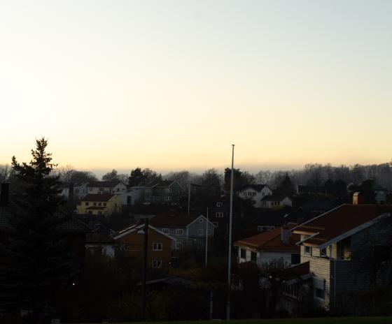 hvitt skylag ligger over trehusbebyggelsen p&aring; T&aring;sen