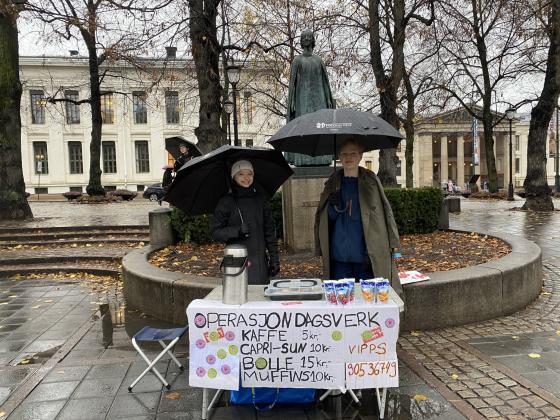 Alma og Edvard st&aring;r ved bordet sitt ved Nationaltheateret