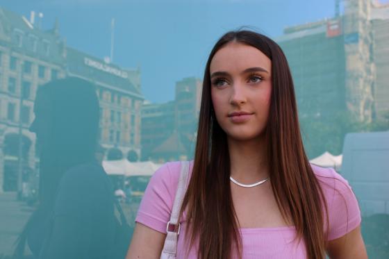 Oda Rikheim. En ung kvinne med langt brunt h&aring;r og rosa genser, som er aktiv p&aring; TikTok