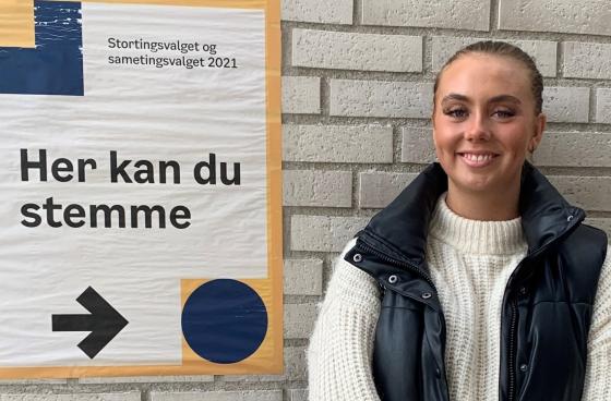 Oda venter utenfor valglokalet, klar til &aring; stemme.