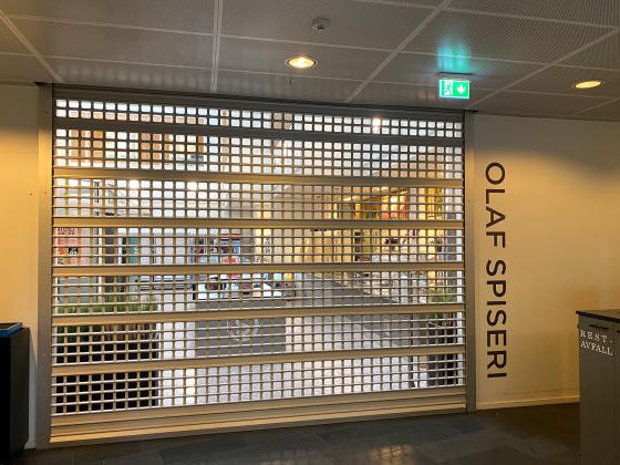 Gitterd&oslash;rer over inngangen til kantina ved Pilestredet 35