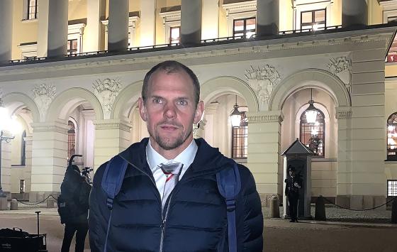 Olaf Tufte st&aring;r p&aring; slottplassen med Slottet i bakgrunnen.