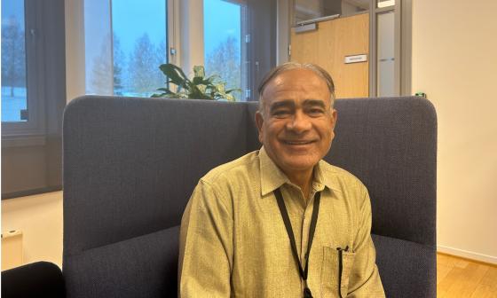 Ombir Padhyay p&aring; sin arbeidsplass p&aring; Stovner