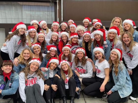 Gruppe av jenter med nisseluer som smiler