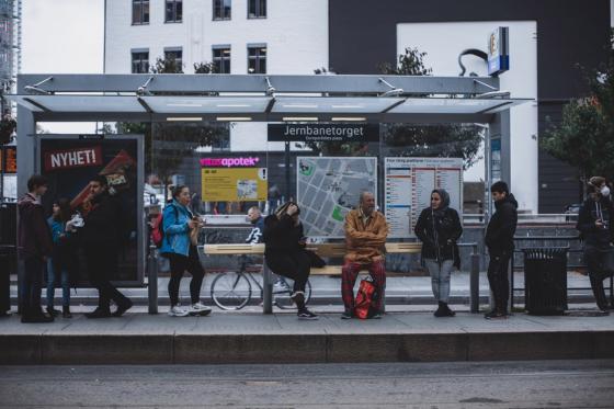 Folk som venter p&aring; trikken p&aring; Jernbanetorget