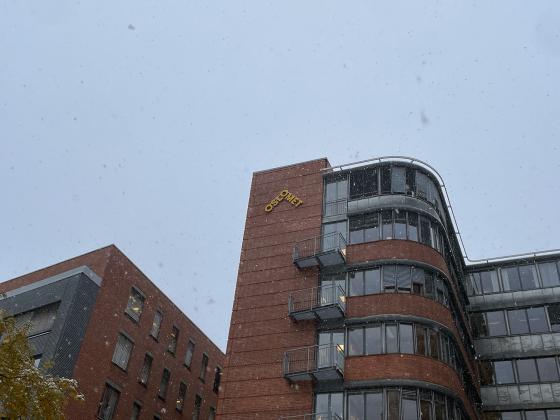 Bilde av et av OsloMet byggene i sn&oslash;en