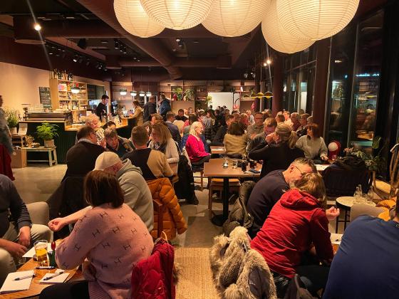 Inne p&aring; &Oslash;stensj&oslash; havn fra scenen