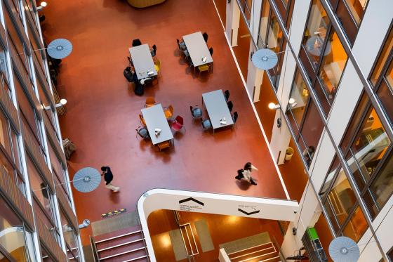 Studenter som g&aring;r i trapper