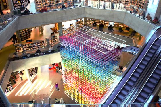 Bildet av innsiden av Deichman Bj&oslash;rvika