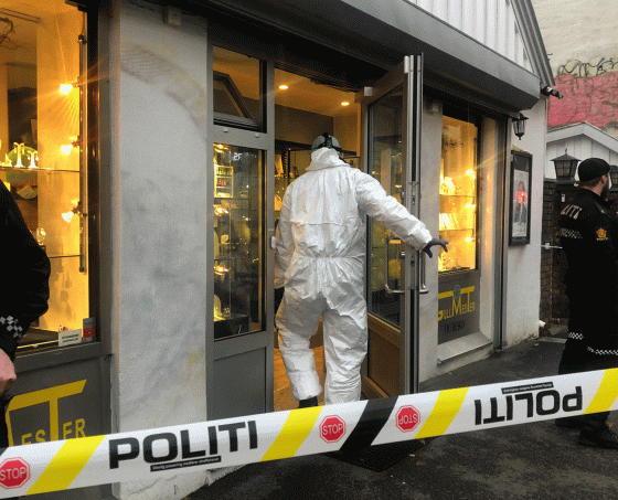 krimtekniker g&aring;r inn i gullsmed