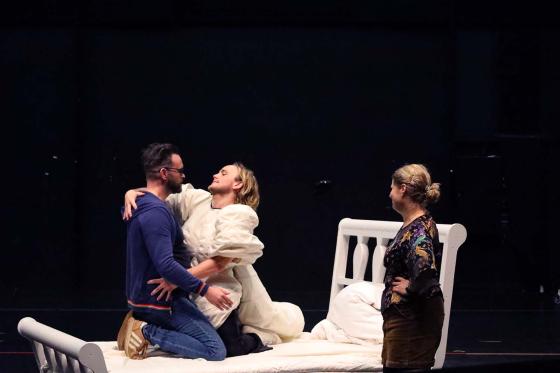 Vidar Magnussen og Bernt Ola Volungholen holder rundt hverandre p&aring; en seng. 