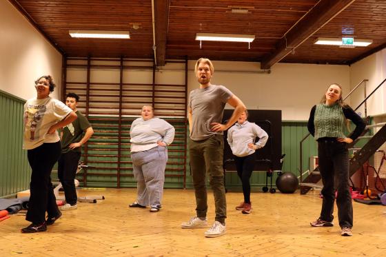 Revy-gruppa har hendene p&aring; hofta og synger