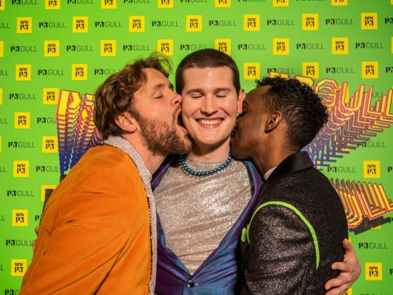 Gutta i karakter p&aring; r&oslash;d l&oslash;per