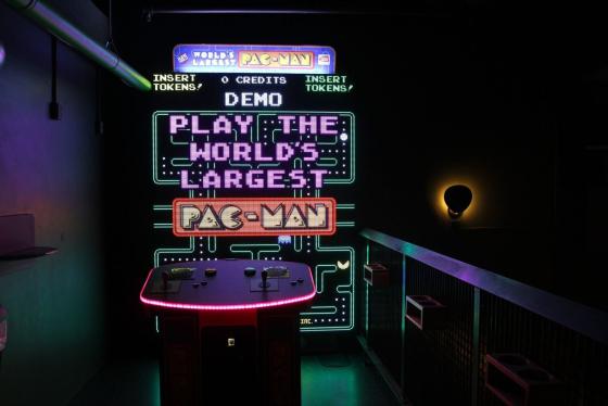 Den fargerike skjermen til verdens st&oslash;rste Pac-Manmaskin.
