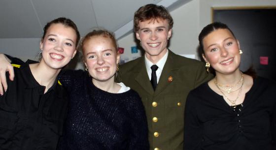 p&aring;kledere og skuespillere ved fossrevyen