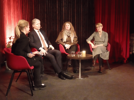 Paneldeltakarar i stoler. Fr&aring; venstre: Tiril Halvorsen, Olav Elvestuen, Tuva Moflag og Kari Elisabeth Kaski