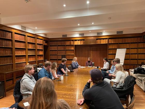 Onsdag 2. November var det duket for panelsamtale i biblioteket p&aring; H&oslash;yres hus
