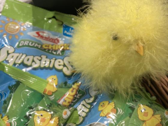 Poser med p&aring;skeskum-snop og en gul kyllingdekorasjon fra en kantine. Det er et illustrasjonsbilde. 