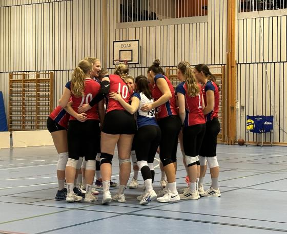 Jentene st&aring;r samlet i ring for &aring; snakke f&oslash;r kampstart