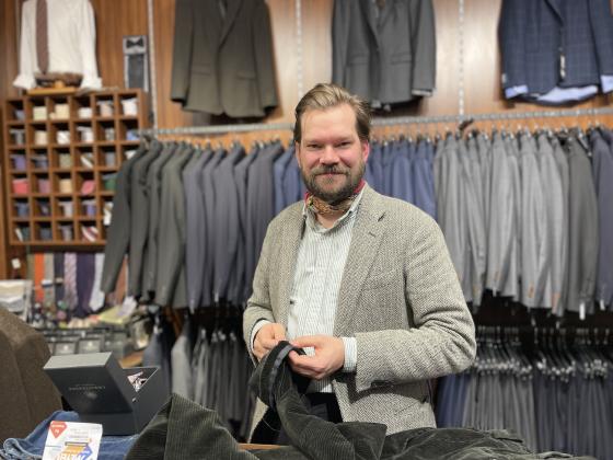 Philip S&oslash;nsterud, butikksjef ved Herreavdelingen p&aring; Manglerud Senter. 