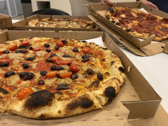 Bilde av tre pizzaer p&aring; et bord.