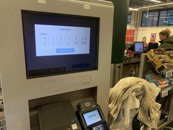 En selvbetjeningskasse hvor den sp&oslash;r hvor mange poser man skal ha