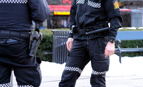 To politibetjente st&aring;r i Oslos gater