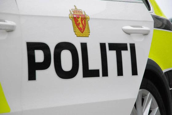 N&aelig;rbilde av politiskrift p&aring; politibil