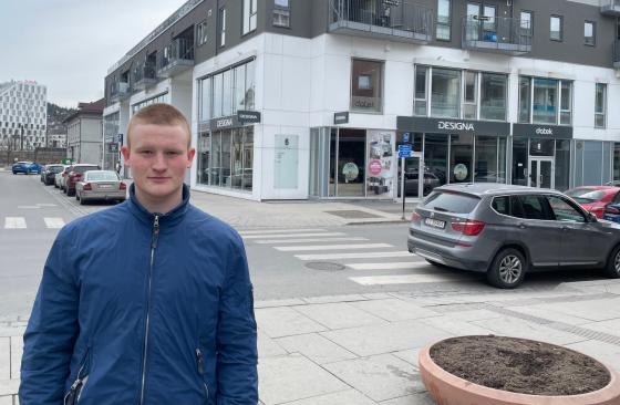 Gutt i gaten i Lillestr&oslash;m