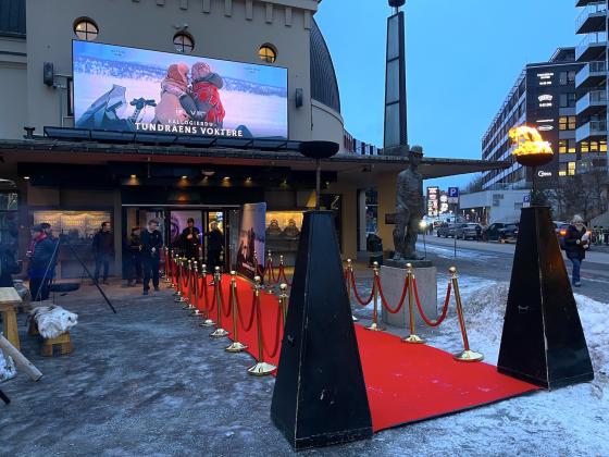 R&oslash;d l&oslash;per utenfor Colosseum Kino 