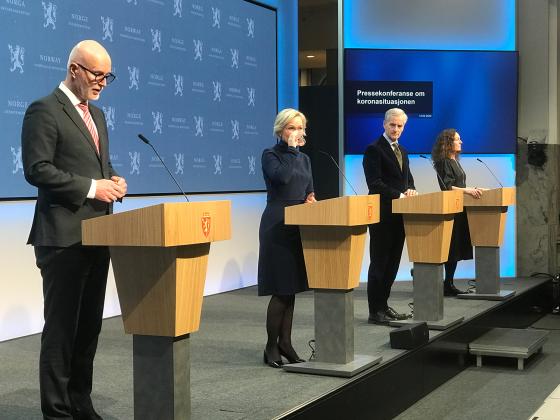 Bilde av Helsedirekt&oslash;r Bj&oslash;rn Guldv&aring;g, Helseminister Invild Kjerkhol, Statsminister Jonas Gahr St&oslash;re og Generaldirekt&oslash;r i Folkehelseinstituttet Camilla Stoltenberg under dagens pressekonferanse.