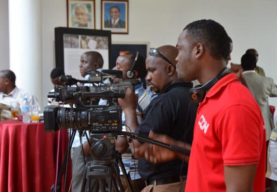 Fire journalister med kamerautstyr p&aring; en pressekonferanse. 